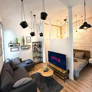 urban-studio-with-private-garden-near-andrassy.inbudapesthotels.com/